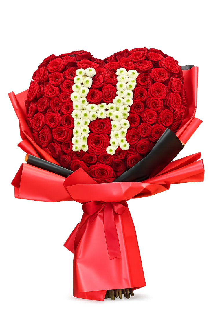 Herzförmiger Strauß aus roten Rosen mit Monogramm aus weißen Blüten